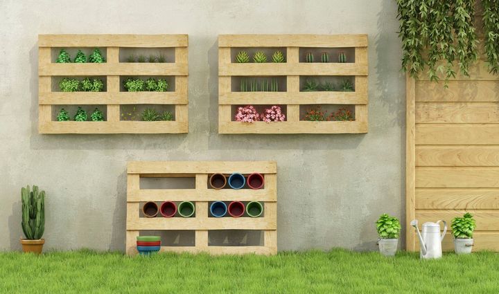 Is your garden or terrace is already full? With a pallet to create a vertical garden quite easily. We found this handy movie to get you to set up: https://www.youtube.com/watch?v=FLVeES6my2o&feature=youtu.be